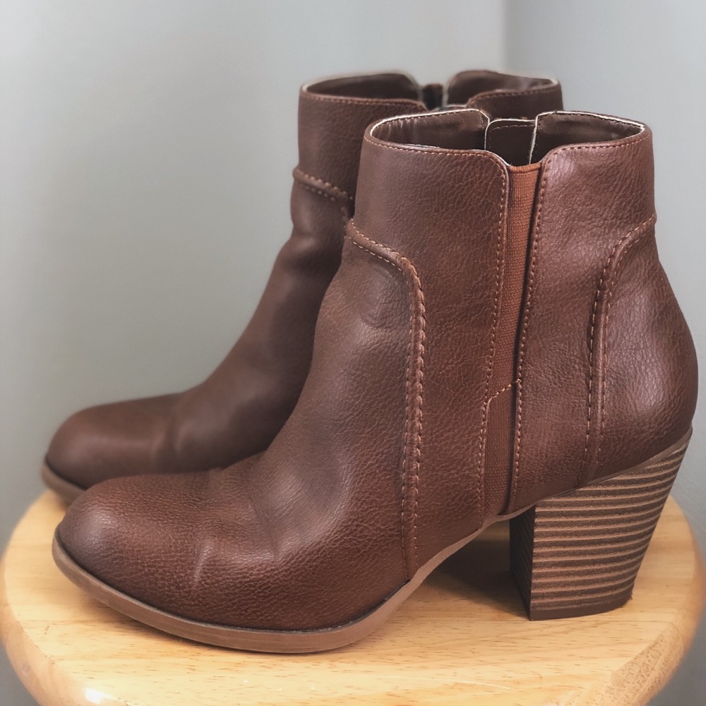 Vera Wang boots (women’s 9)